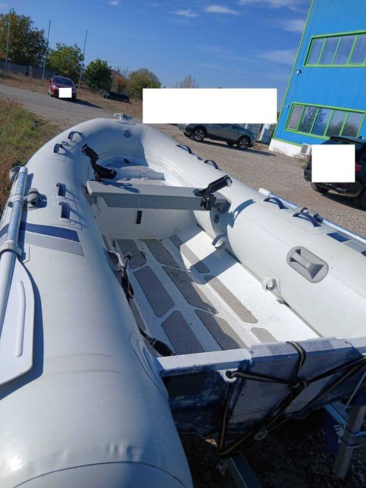 Лодка с двигател и колесар