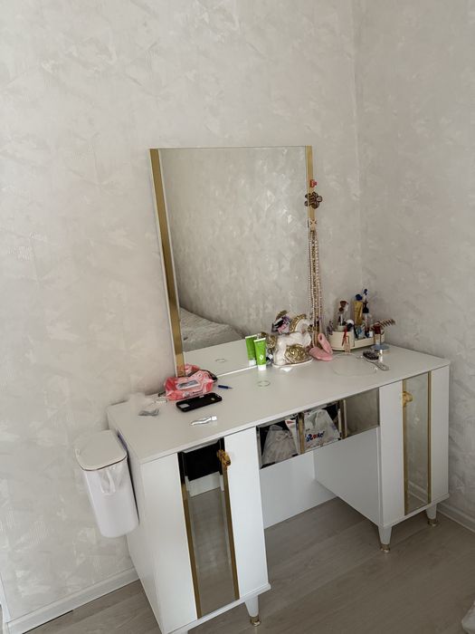 Туалетный столик, зеркало