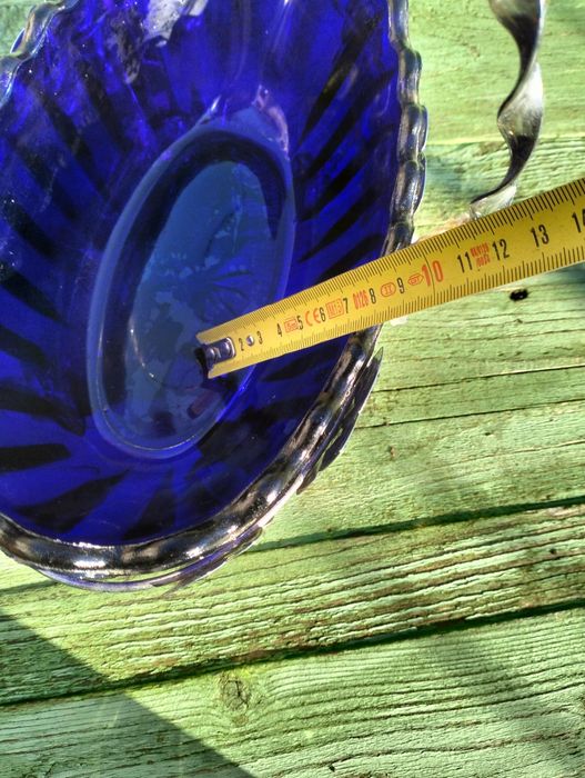 Хромирана кошница с купа от кобалтово синьо стъкло