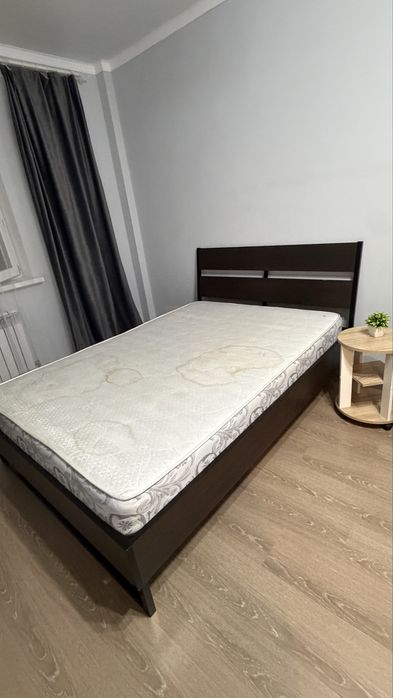 Кровать с матрасом и ковер продам