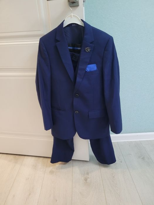 Костюм школьный новый