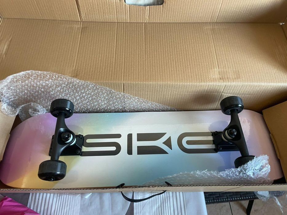 Skateboard nou în cutie cu folie