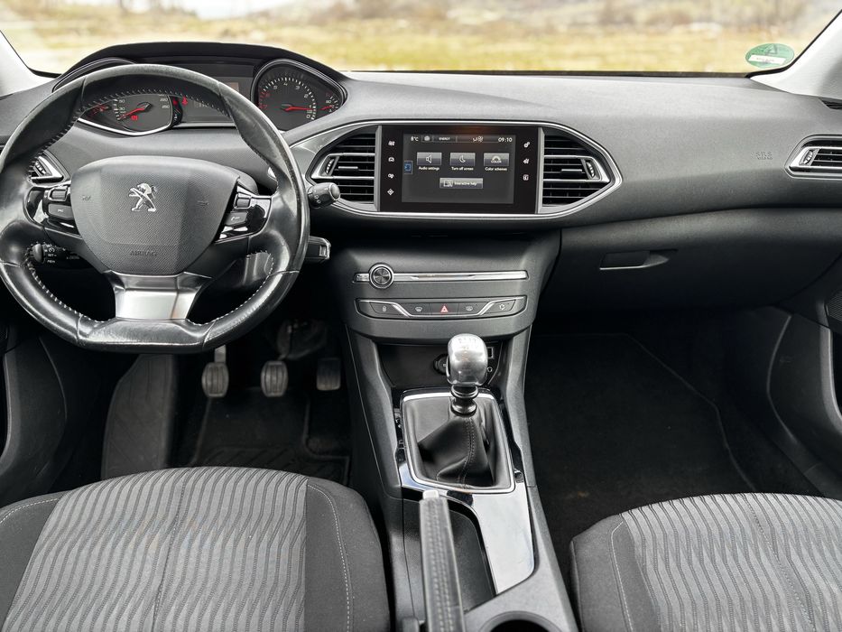 Автомобил Peugeot 308 SW 1.2 бензин