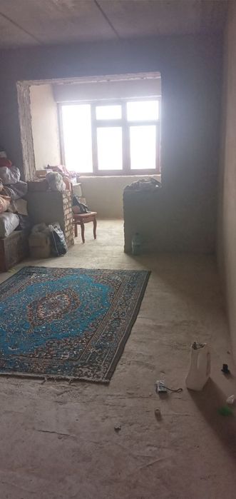 Uy sotiladi yo'l yoqasida