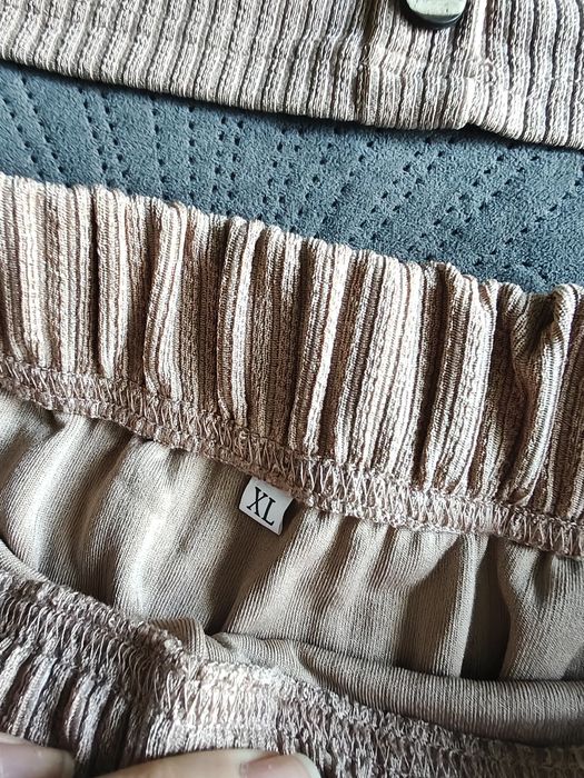 Бежов комплект с пола и бюстие