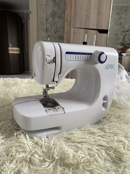 Продам швейную машинку