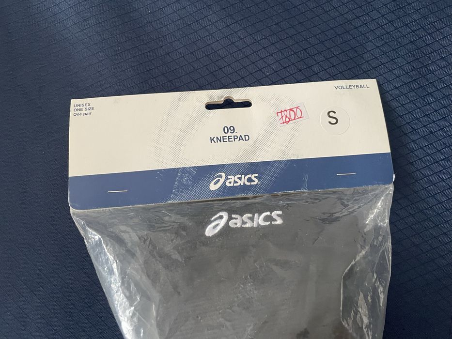 Новые наколенника Asics очень дешево