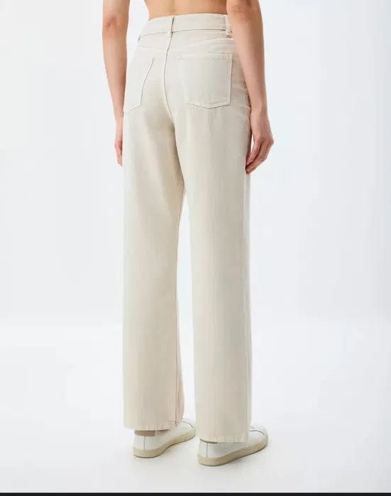 Джинсы SELA. размер XS молочные