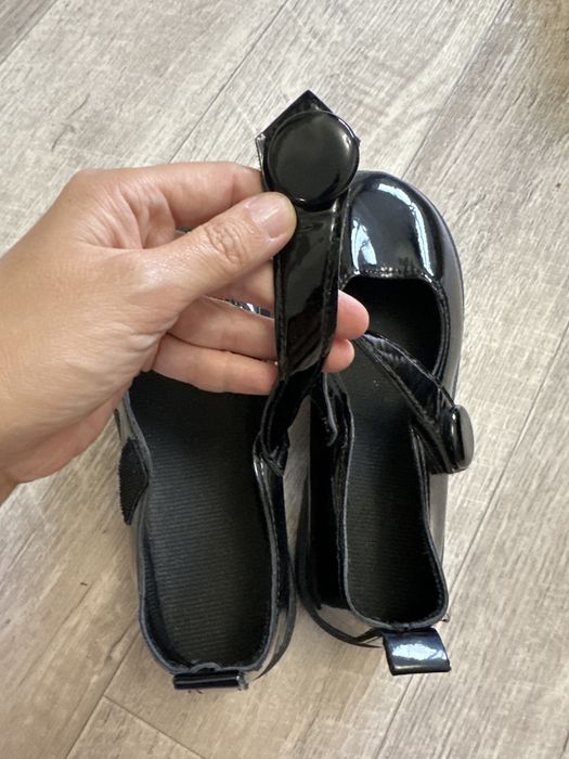 Продам школьные туфли