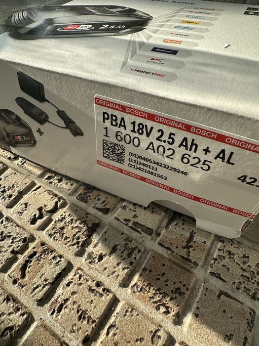 Acumulator si statie incarcare Bosch 18 V 2.5 Ah
