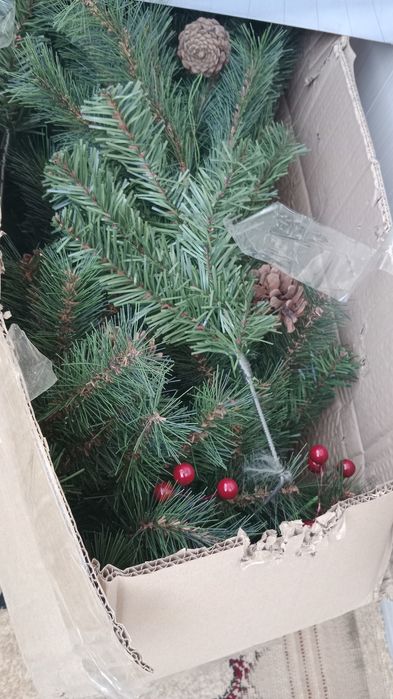 Ёлка 1.4 метр.новая.с игрушками и гирляндой