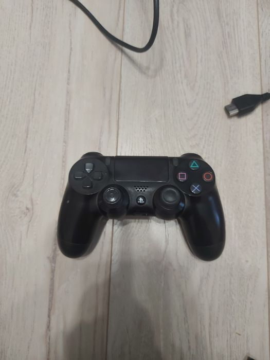 Ps4 slim на 500 GB с 2 джостиками (и с 2 проводами)