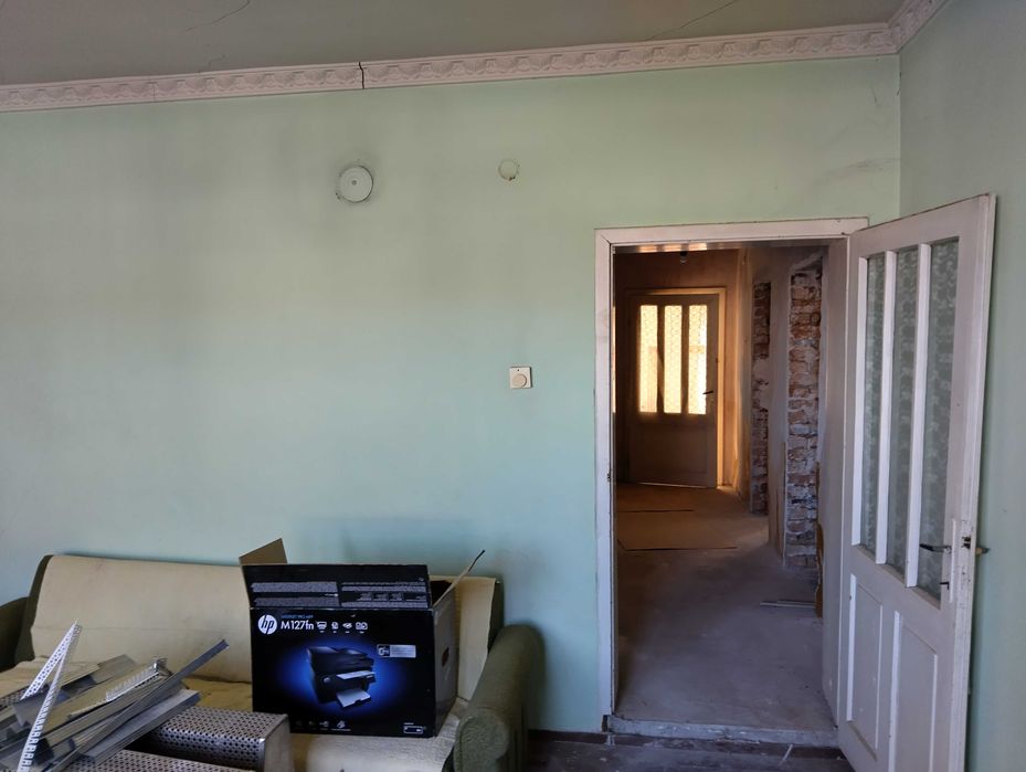 Продава тухлена къща с гараж