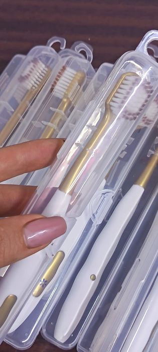 Зубные щётки в индивидуальном контейнере