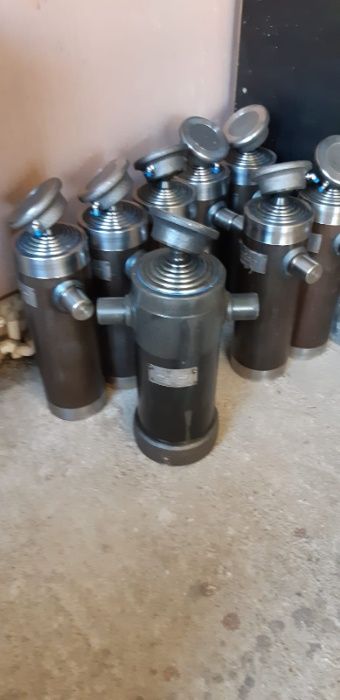 Cilindri de basculare fabricatie Italia 7 T , 9 T, 11 T .