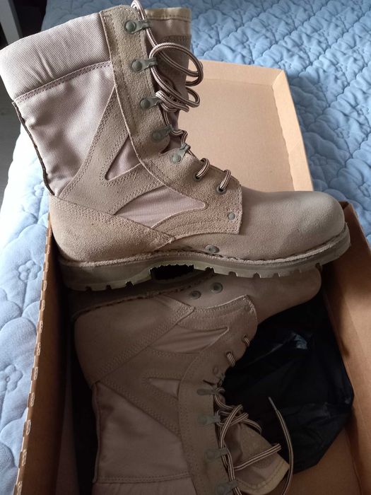 Vand bocanci de armata