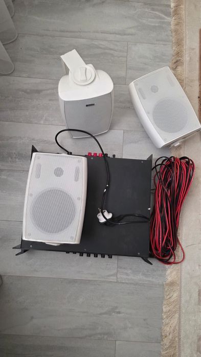 Колонки и усилител с кабелю