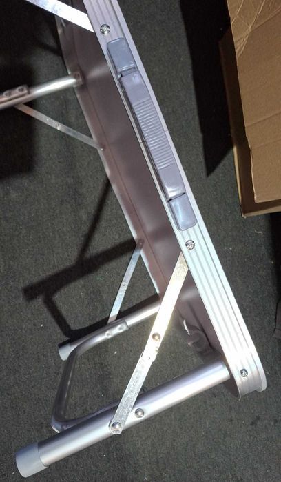 Masa pliabila, 60x45x56 cm, aluminiu, usoara, alb si argintiu