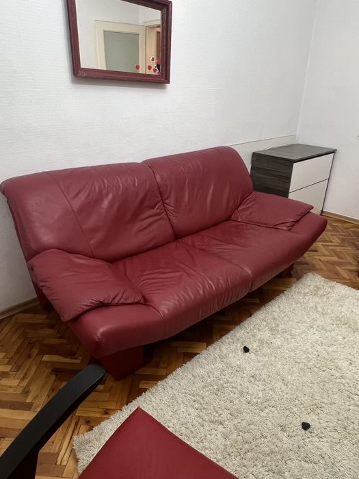 Червен кожен диван