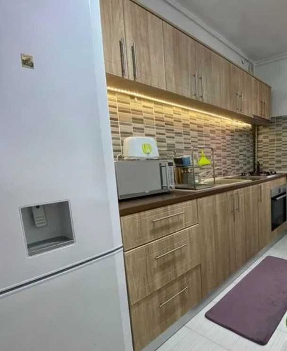 Дава се под наем Тристаен апартамент в Бургас, Изгрев - 100 кв.м за 357 € - Снимка #2