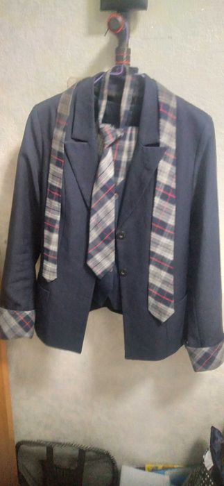 Продам школьную форму для девочки и белые блузки