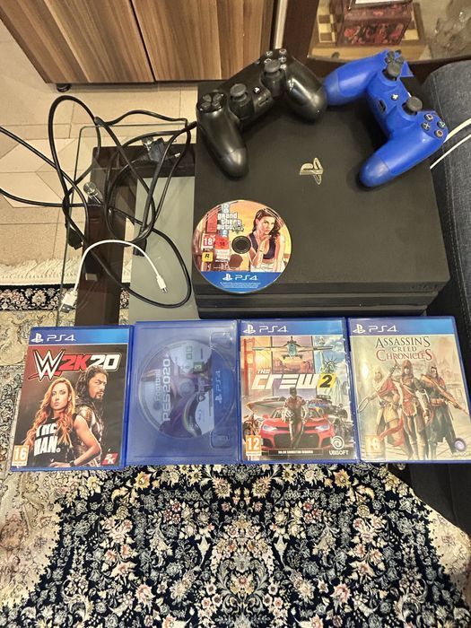 ps4 in starea ca nou cu 5 jocuri:Gta5,pes2020,THECREW2,W2k20,ASSASIN