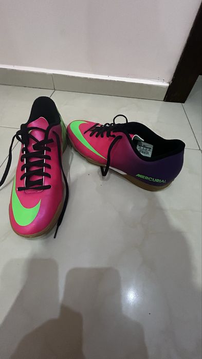 Футболни обувки за зала