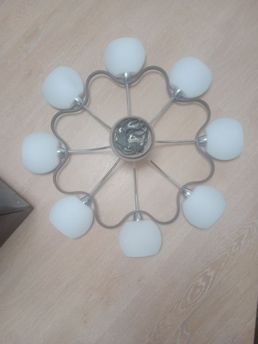 Люстра диаметром 80см, в хорошем состоянии