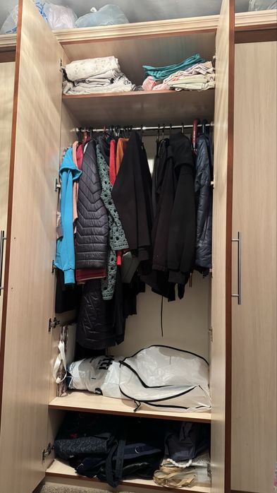 Шкаф в спальню продаем