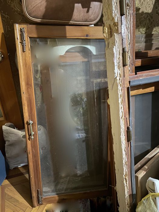 Окна, рамы демонтиров-е/Derazalar, yog'och ramkalar demontaj qilingan.