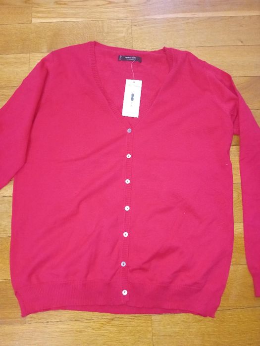 Pulover rosu cu nasturi