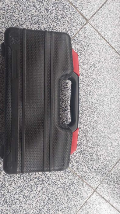 Куфарче пълно с инструменти