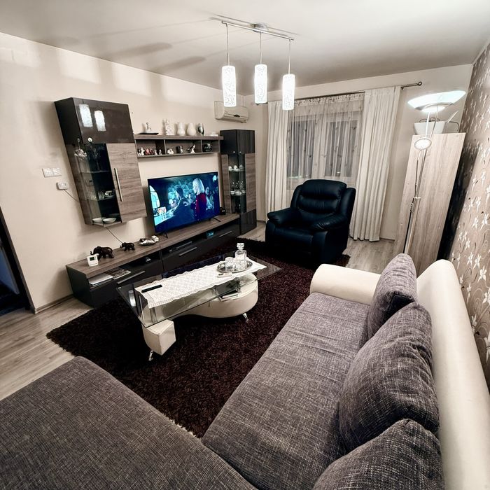 Apartament 3 camere,2 bai,decomandat,zona Politie
