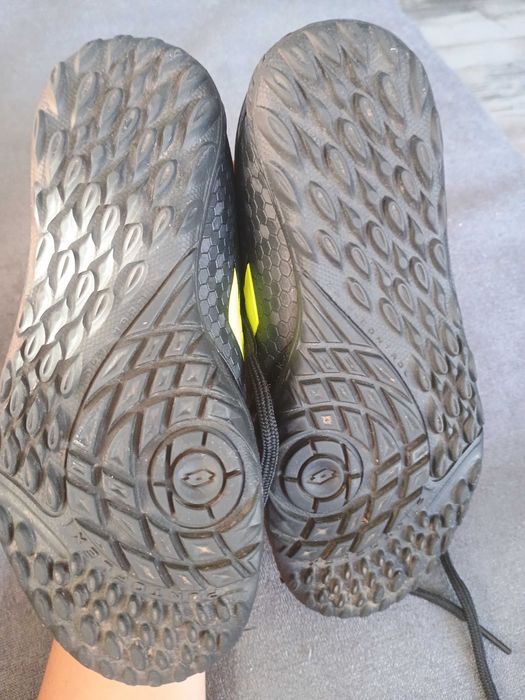 Детски футболни маратонки 30 номер lotto