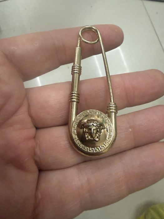Versace брошка …