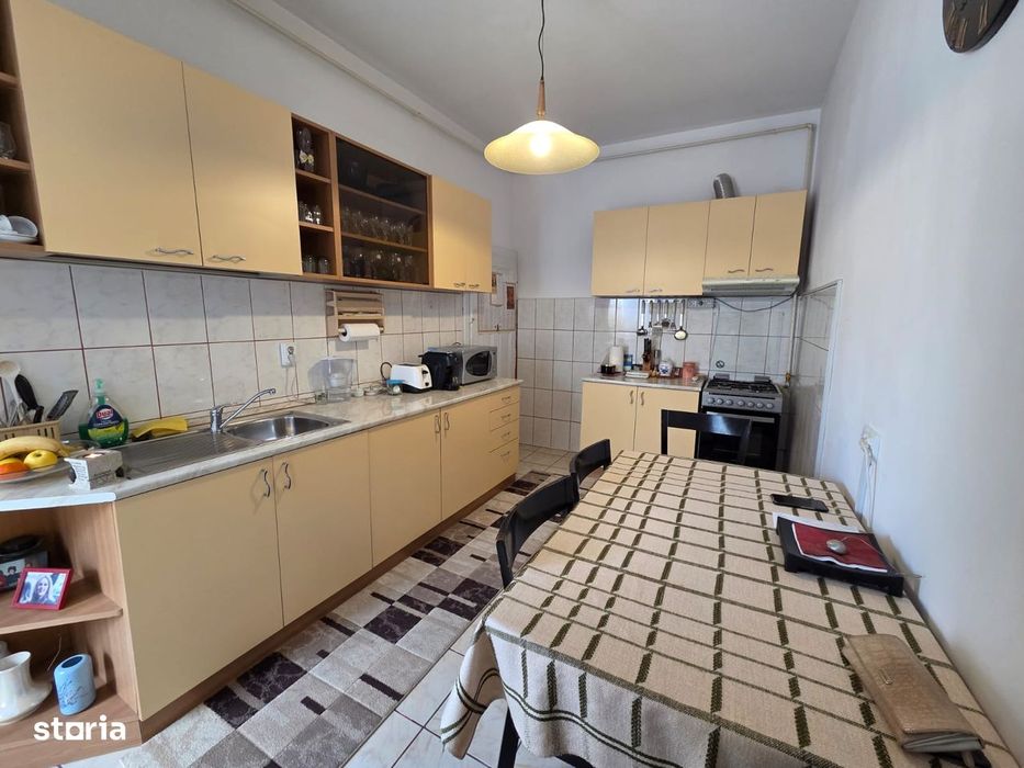 Vand apartament la casa,zona centrala