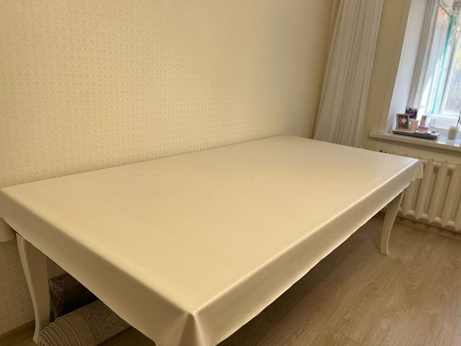 Продаю стол в гостининную