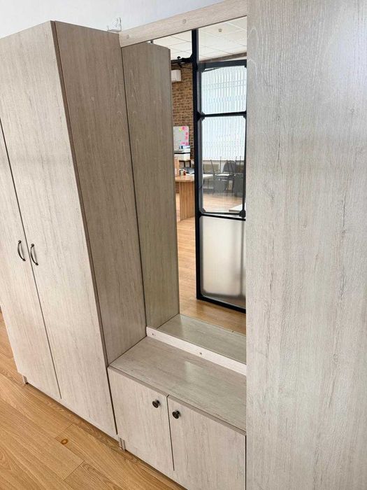 Шкаф- гардероб для офиса с зеркалом