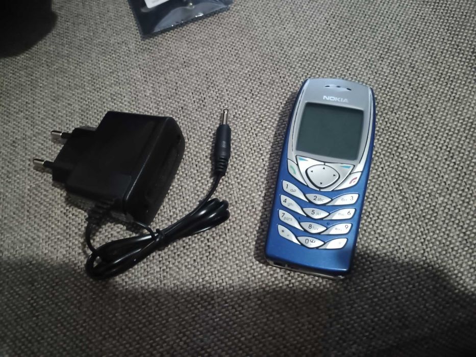 Nokia 6100 един собственик със зарядно