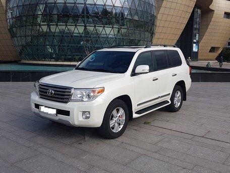 Прокат авто с водителям крузак 200