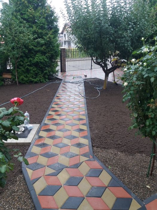 Montaj pavaje borduri rigole piatra travertin  gazon județul Iași