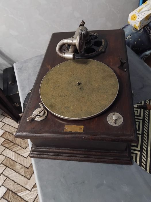 Superb patefon, gramofon vechi, original  fabricat în BELGIA.