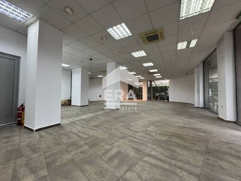 ЕРА Дръстър предлага просторен търговски обект под наем в търговски ко