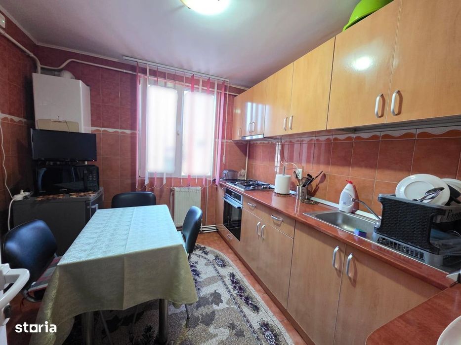 3 camere, decomandat, zona Smirodava, 2 băi, 72 mp