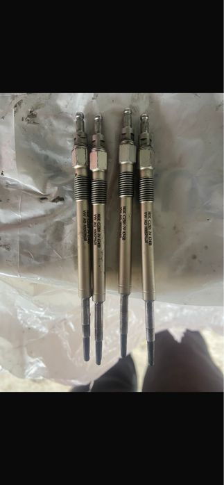 Vand injectoare si buji la un preti superrr