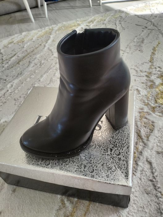 Продаю весенние ботинки