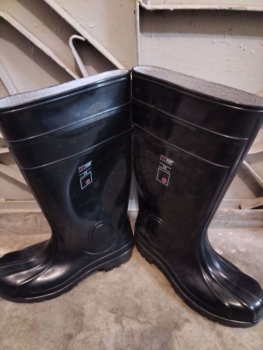 Гумени ботуши с метално бомбе