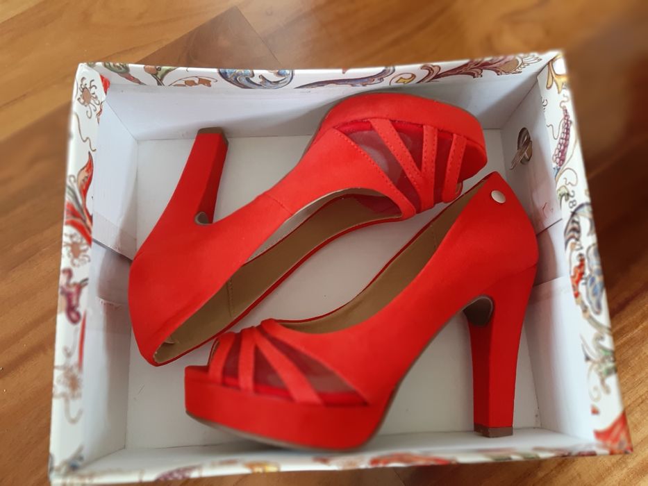 Червени отворени елегантни обувки