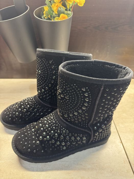 Пухкави черни ботуши с капси