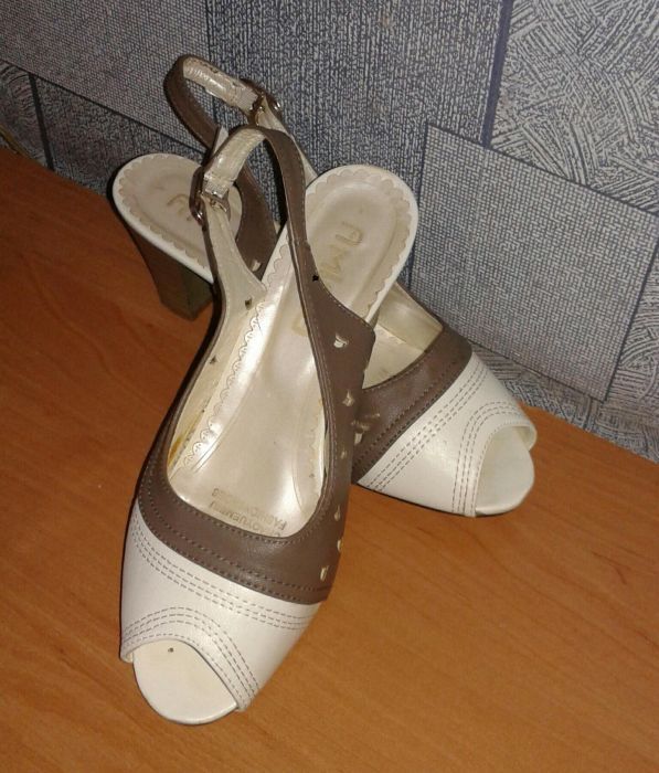 Босоножки на невысоком каблуке